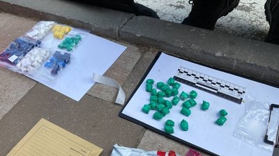 Робили закладки та відправляли поштою: чотирьох вінничан підозрюють у збуті наркотиків Робили закладки та відправляли поштою: чотирьох вінничан підозрюють у збуті наркотиків