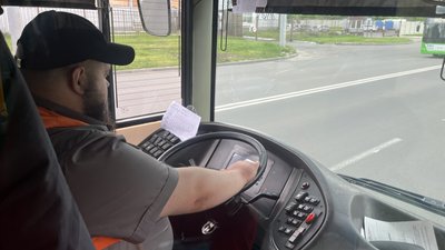 Водій за кермом тролейбуса