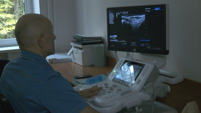 Лікар робить УЗД молочної залози