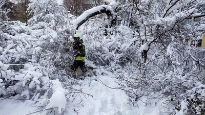 25 машин дістали рятувальники зі снігових заметів на Черкащині 25 машин дістали рятувальники зі снігових заметів на Черкащині