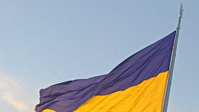 Старий тризуб на флагштоці у Києві Старий тризуб на флагштоці у Києві