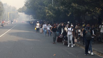 Студенти Університету Кейптауна під час евакуації