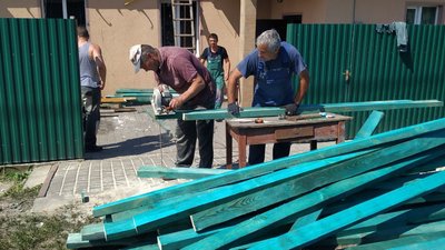 Вціліли лише стіни. Чотири волинські родини самотужки відновлюють житло після пожежі
