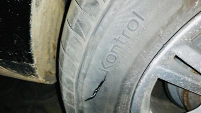 Поранив чоловіка та порізав колеса авто. У Франківську затримали хулігана
