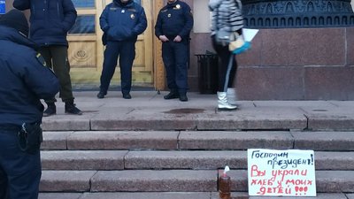 Підпал дверей Харківської ОДА: підозрюваний повернувся до адміністрації з родиною