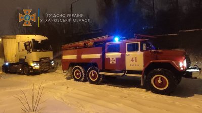 Пожежна машина тягне вантажівку Пожежна машина тягне вантажівку