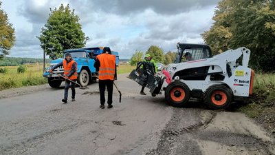 На п'ятикілометровій ділянці траси поблизу Луцька латають вибоїни На п'ятикілометровій ділянці траси поблизу Луцька латають вибоїни