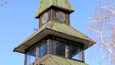 На Житомирщині майстер Олег Хромченко протягом 20 років створює композиції зі скла