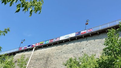 12 прапорів з'явилися на Замковому мосту у Кам'янці-Подільському
