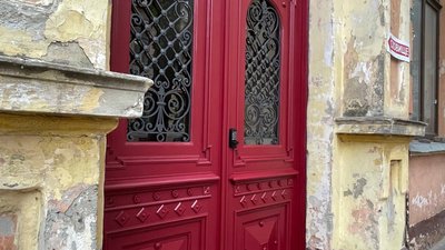 "Під шаром фарби видно, що колись вони горіли". У Чернівцях встановили відреставровані сторічні двері