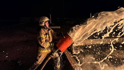 Рятувальник гасить пожежу