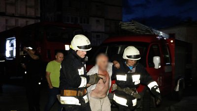 У Дніпрі вогнеборці вивели чоловіка із палаючої квартири