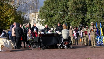 В Ямполі Сумської області провели в останню путь військового Віктора Федченка В Ямполі Сумської області провели в останню путь військового Віктора Федченка