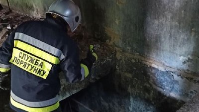 У Херсоні чоловік упав у 10-метрову яму. Його врятували У Херсоні чоловік упав у 10-метрову яму. Його врятували