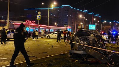 Розтрощені авто, збитий світлофор та знак переходу: ДТП на проспекті Гагаріна у Харкові Розтрощені авто, збитий світлофор та знак переходу: ДТП на проспекті Гагаріна у Харкові
