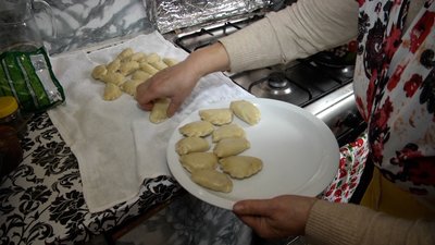 Житомирянка Валентина Висоцька раз на тиждень варить декілька сотень вареників для військових на фронт Житомирянка Валентина Висоцька раз на тиждень варить декілька сотень вареників для військових на фронт