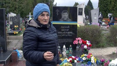 "Були бур'яни – поприбирала": волиняни впорядковують могили рідних "Були бур'яни – поприбирала": волиняни впорядковують могили рідних