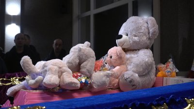 У Запоріжжі попрощалися з родиною з немовлям, яка загинула під завалами п’ятиповерхівки У Запоріжжі попрощалися з родиною з немовлям, яка загинула під завалами п’ятиповерхівки