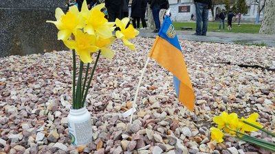 "Херсон - це Україна". Жителі міста вийшли з державною символікою на мітинг проти окупації