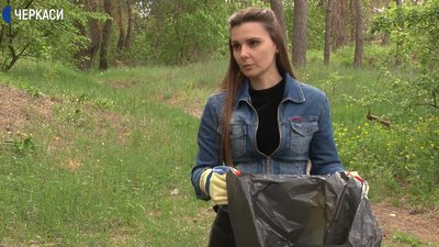 Традиція чистоти – подружня пара черкасців збирає сміття під час відпочинку в лісі