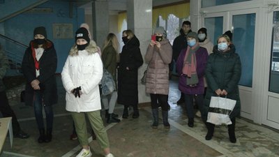 У Чернігові батьки старшокласників 12-ї школи вимагали повернути дітей у класи