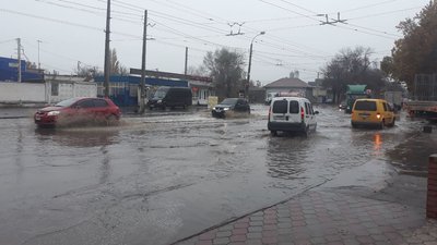 "Заливає 16 років": в Одесі через негоду затопило вулицю "Заливає 16 років": в Одесі через негоду затопило вулицю