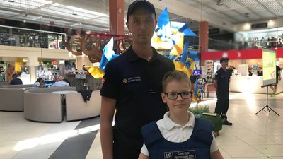 Сапер групи піротехнічних робіт Дмитро Хомич проводить інструктаж