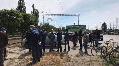На Одещині портовики перекрили дорогу: вимагали забезпечити їх роботою та виплатити 15 млн зарплати На Одещині портовики перекрили дорогу: вимагали забезпечити їх роботою та виплатити 15 млн зарплати
