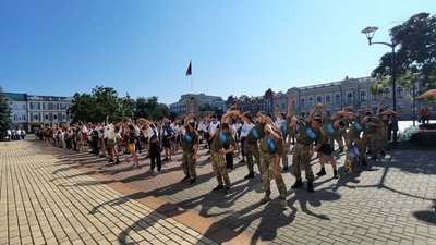 У Кропивницькому забігом вшанували пам'ять захисників України У Кропивницькому забігом вшанували пам'ять захисників України