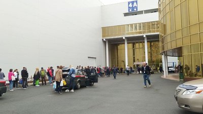 Біля столичного МВЦ утворилася велика "жива" черга на вакцинацію Біля столичного МВЦ утворилася велика "жива" черга на вакцинацію