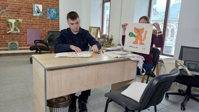 У Дніпрі юнак з аутичним розладом розмальовує сумки, щоб зібрати кошти на бронежилети військовим