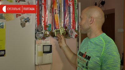 Андріан Литовченко показує свої нагороди