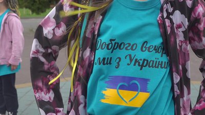 Для зйомок спеціально придбали футболки із патріотичним написом Для зйомок спеціально придбали футболки із патріотичним написом