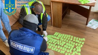 Орієнтовна вартість вилучених психотропних речовин на "чорному ринку" становить близько 400 тисяч гривень. Фото: Хмельницька обласна прокуратура. Орієнтовна вартість вилучених психотропних речовин на "чорному ринку" становить близько 400 тисяч гривень. Фото: Хмельницька обласна прокуратура.