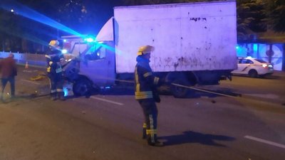 У Запоріжжі сталася ДТП за участю автомобіля "Газель" У Запоріжжі сталася ДТП за участю автомобіля "Газель"
