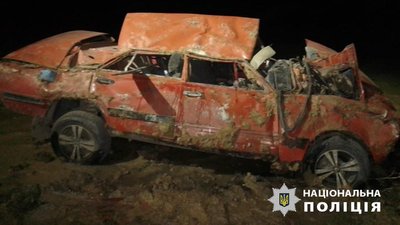 На Одещині авто впало з обриву в озеро: одна людина загинула, двоє у лікарні