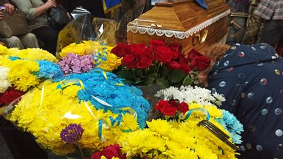 Люди прощаються із загиблим захисником