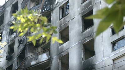 У Харкові чоловік третій місяць живе у знищеній обстрілом квартирі на Північній Салтівці У Харкові чоловік третій місяць живе у знищеній обстрілом квартирі на Північній Салтівці