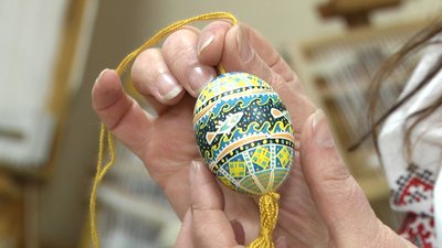 Житомирянка Ганна Івченко зібрала прадавні зразки символів, якими на Поліссі розписували писанки Житомирянка Ганна Івченко зібрала прадавні зразки символів, якими на Поліссі розписували писанки