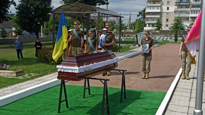 Загинув, виконуючи бойове завдання: у Житомирі попрощалися з військовослужбовцем Михайлом Горащуком