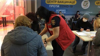 Черкаські рятувальники допомагають медикам вакцинувати містян Черкаські рятувальники допомагають медикам вакцинувати містян