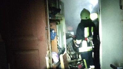 Врятували двох чоловіків. В Івано-Франківську вночі загорівся будинок