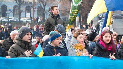 Заспівали гімн та підняли прапори. На Центральній площі в Чернівцях відзначили День єднання Заспівали гімн та підняли прапори. На Центральній площі в Чернівцях відзначили День єднання