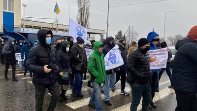 Моряки перекрили рух на трасі Одеса-Київ через корупцію Моряки перекрили рух на трасі Одеса-Київ через корупцію