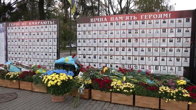 У Чернігові посмертно присвоїли почесні звання "Захисник України — Герой Чернігова" У Чернігові посмертно присвоїли почесні звання "Захисник України — Герой Чернігова"