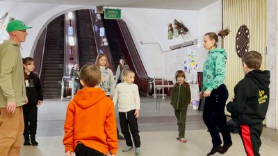 У Харкові у метро влаштували заняття з брейку для дітей У Харкові у метро влаштували заняття з брейку для дітей