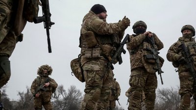 Українські військовослужбовці беруть участь у військових навчаннях між бойовими завданнями