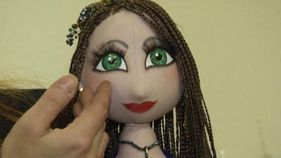 Житомирянка Анжеліка Кобер створює з тканини ялинкові прикраси та ляльки