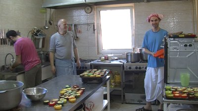 "Для мене це – спасіння": літня переселенка з Києва допомагає волонтерам у Луцьку "Для мене це – спасіння": літня переселенка з Києва допомагає волонтерам у Луцьку