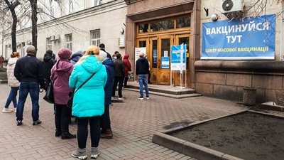 Кропивницькі студенти розповідають містянам, де можна вакцинуватись від коронавірусу Кропивницькі студенти розповідають містянам, де можна вакцинуватись від коронавірусу